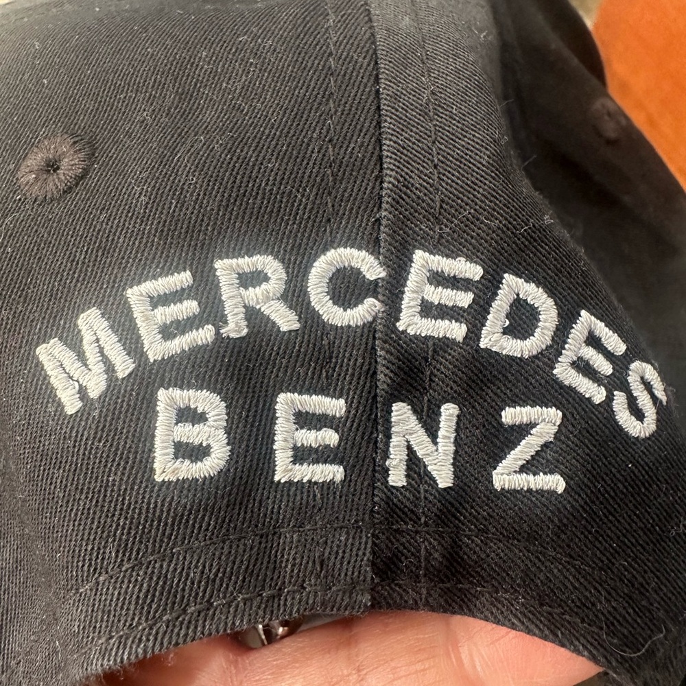 Black Cap with Rhinestone Mercedes-Benz - Picture 4 of 6